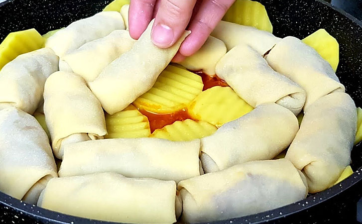 Не пельмени и не манты: мясные рулетики с картофелем на одной сковороде