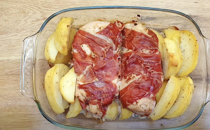 Запекаем куриную грудку в беконе с картошкой: получается настолько сытно, что одной тарелки хватает до вечера