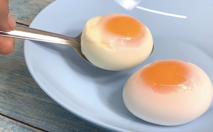 Варим прозрачные яйца: внутри желток виден. Привлекают внимание и нравятся детям