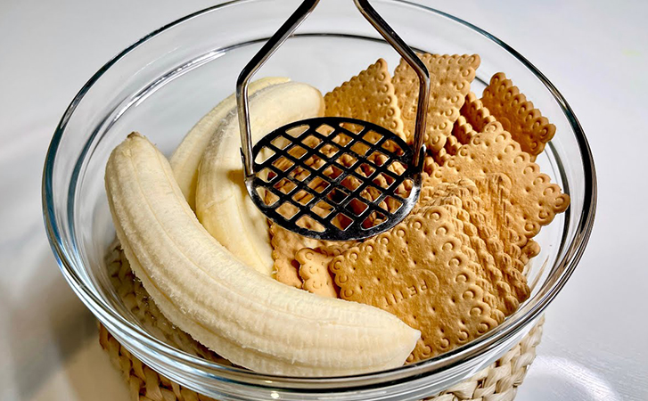 Смешиваем 3 банана и 400 граммов печенья: лакомые шарики готовятся за час, просто лежа в холодильнике