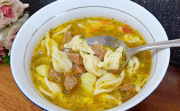 Готовим ленивые пельмени как обычный суп. Никакой лепки: делаем зажарку и добавляем тесто прямо в бульон