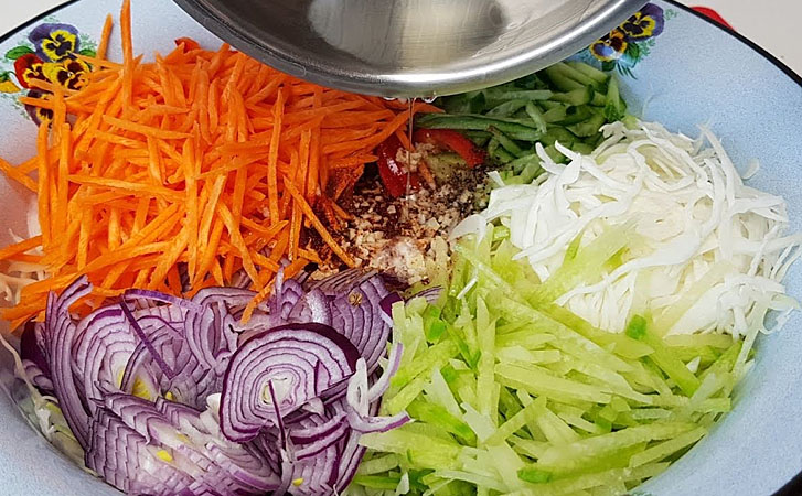 Витаминный весенний салат за 5 минут: поливаем овощи горячим маслом и ставим на стол