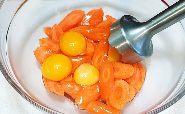 Взбиваем яйца с морковью и делаем основой теста. За 30 минут сочный морковный кекс а столе