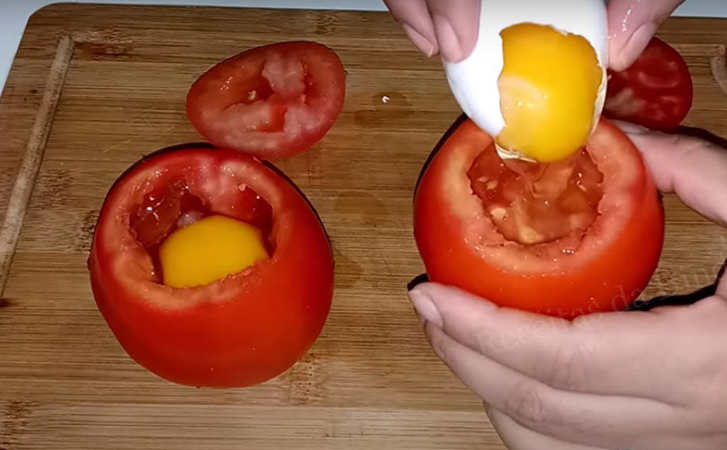 Заливаем внутрь помидора яйцо и ставим в духовку: как яичница, но гораздо вкуснее