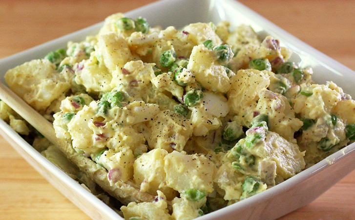 Смешиваем картофель, соленые огурцы и яйца: для сытного салата больше ничего не требуется
