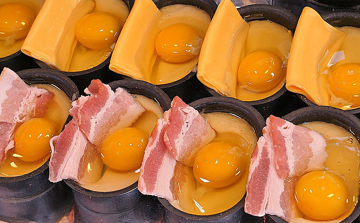 Яичница и гренка одновременно: разбиваем яйцо прямо поверх теста и ставим в духовку на 15 минут. Подсмотрели у японского повара