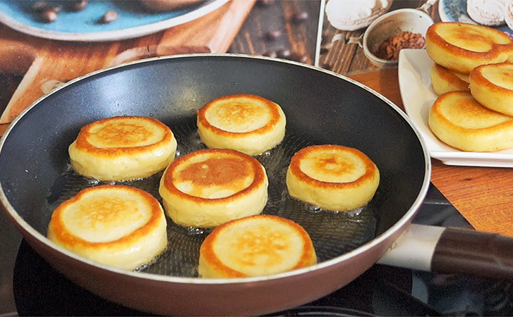 Оладьи-пончики на сковороде: прогреваем кефир и тесто поднимается как воздух