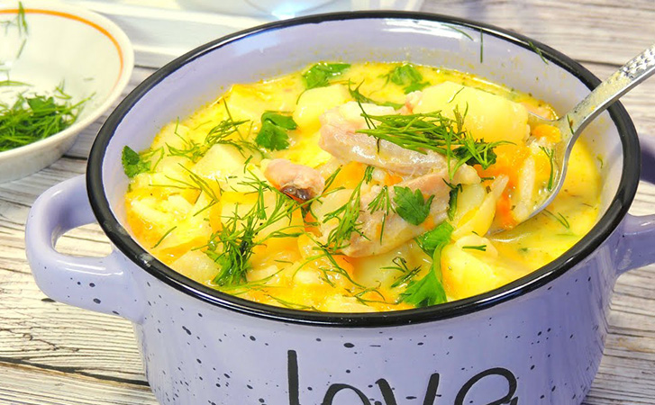 4 порции сырного супа за 113 рублей: в кастрюле есть курица, сыр и овощи