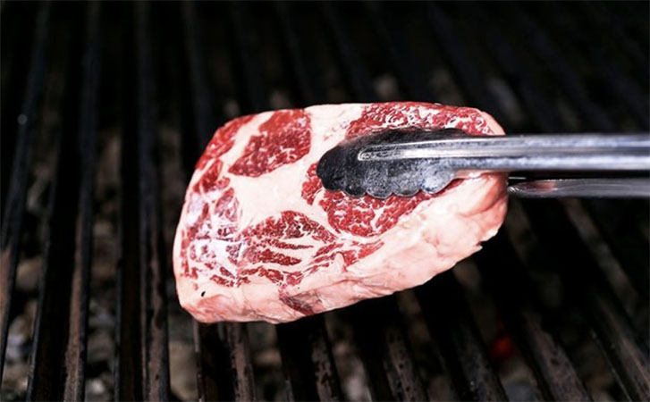 Жарим стейк по совету шефа: охлаждаем мясо перед жаркой на 30 минут