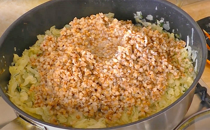 Смешиваем капусту и гречку на одной сковороде: совсем новое блюдо из привычных продуктов