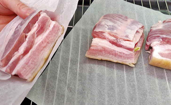 Мясо в бумаге для большей сочности: маринуем в специях и ставим в духовку
