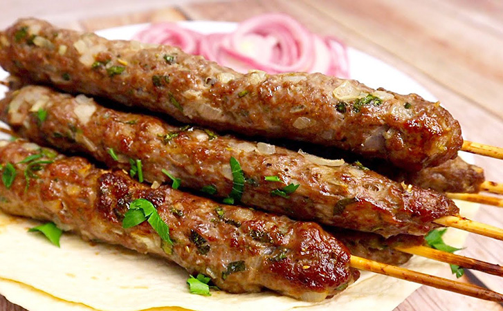Люля-кебаб получается почти как мангале, но готовим в обычной кухонной духовке