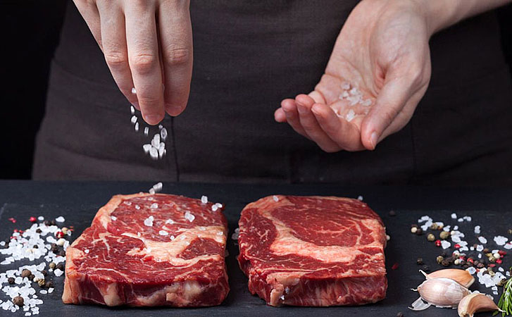 Мясо получается вкуснее, если солим за 40 минут до жарки или прямо перед готовкой. Проверка совета