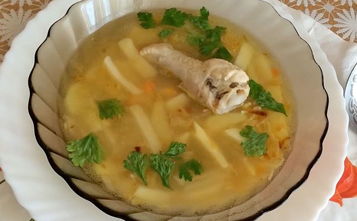 Положили в куриный суп жареную вермишель: домашние сразу попросили добавки