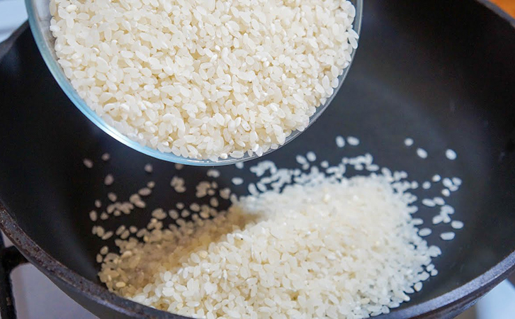 Рассыпчатый рис на гарнир впрок. Готовим с овощами сразу на несколько дней