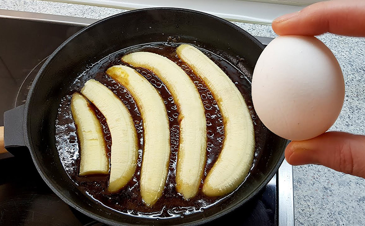 Знаменитый банановый пирог с 1 яйцом: повторяем в два шага на сковороде и в духовке
