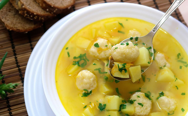 Ароматный суп с сырными шариками: сварили кастрюлю и все равно не хватило