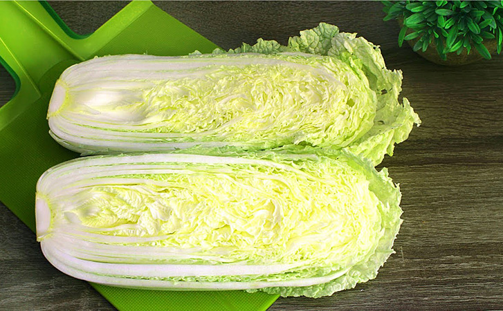 Витаминный салат всего из двух ингредиентов. Смешиваем пекинскую капусту и морковь, но все просят добавки