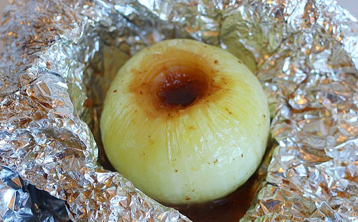 Превращаем луковицы в закуску: добавляем внутрь масло и ставим в духовку