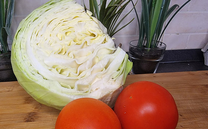 Витаминный гарнир из обычной капусты: тушим с помидорами и чесноком
