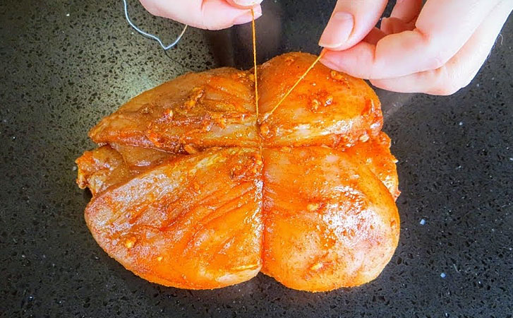 Перевязываем бечевкой 3 куриные грудки и запекаем в бумаге замену колбасе