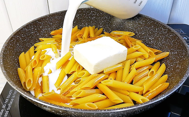 Вместо того, чтобы варить макароны, потушили на сковороде с молоком. Получилось блюдо из ресторана