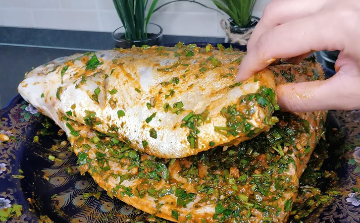 Готовим рыбу по-арабски: используем маринад из свежей зелени и чеснока