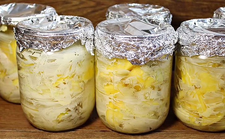 Отправляем картошку с салом в банку и на 50 минут в духовку. Можно заготовить еды сразу на неделю: удобно для дачи