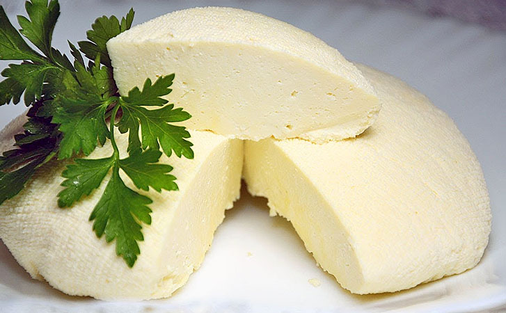 Молодой домашний сыр из магазинного молока за 10 минут времени. Дополнительно нужны только соль, сахар и 2 ложки уксуса
