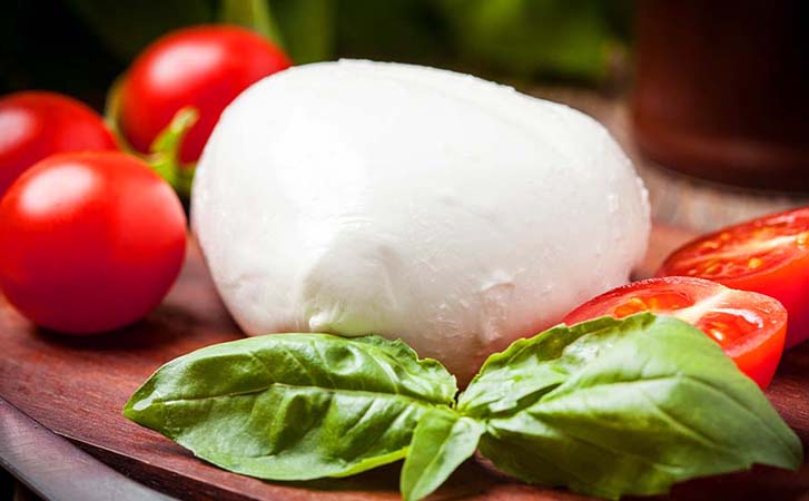 Итальянская моцарелла на обычной кухне: нужны только уксус и молоко