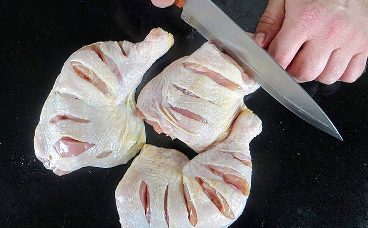 Превращаем обычные куриные окорочка в шашлык на сковороде: маринуем, а потом жарим на луке