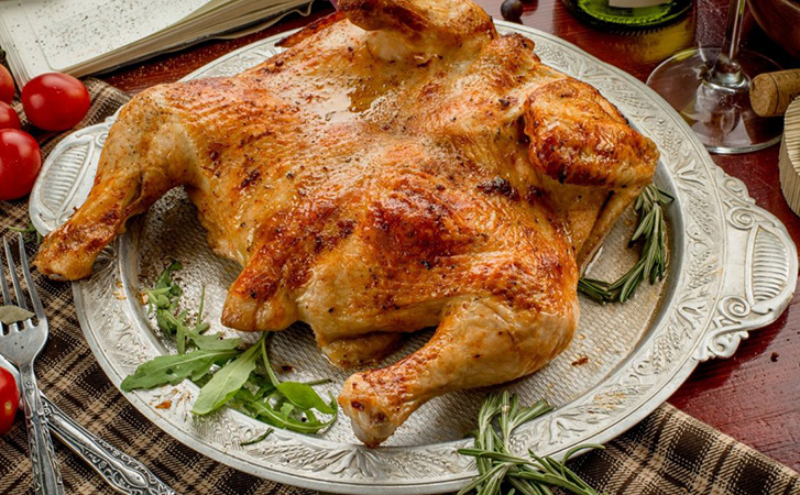 Цыпленок-тапака нравится всем гостям, а жарится не сложнее обычной курицы