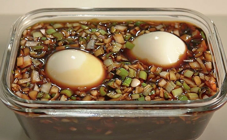 Берем яйца вкрутую и оставляем в соевом маринаде. За 2 часа получили новое блюдо