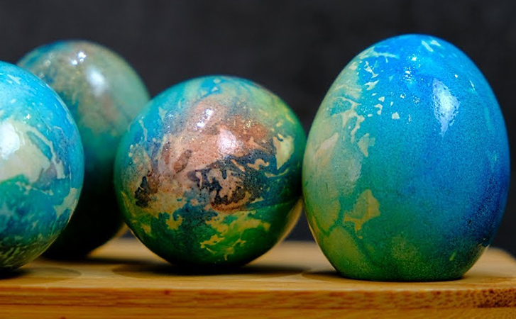 Красим пасхальные яйца в цвет планеты Земля с помощью салфетки