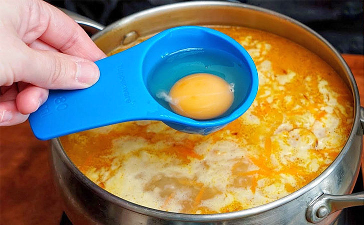 Добавляем в куриный бульон яйцо и тесто. Обычно диетический суп моментально становится сытнее солянки