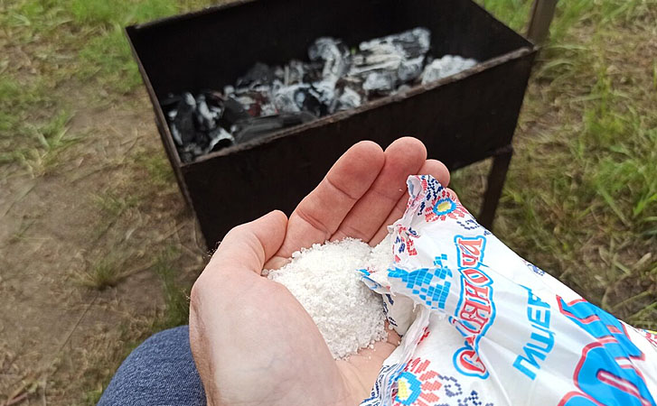 По совету шашлычника посыпаем угли в мангале солью. Огонь успокаивается, и мясо больше не пригорает