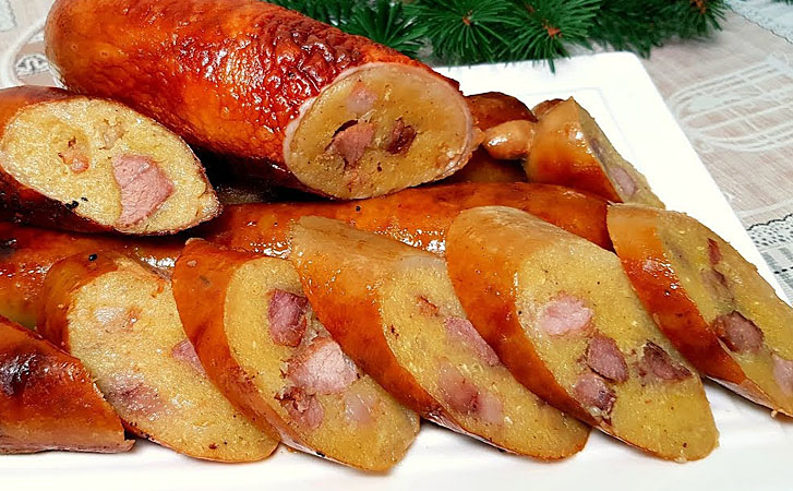 Картофельная колбаса со шкварками покоряет с первого укуса, несмотря на то, что мяса всего третья часть