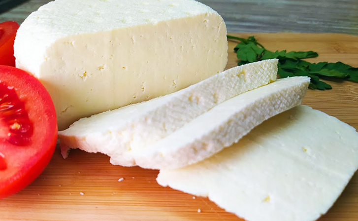 Делаем твердый сыр из 3 литров магазинного молока. Закваска не требуется, вместо нее берем 3 ложки уксуса