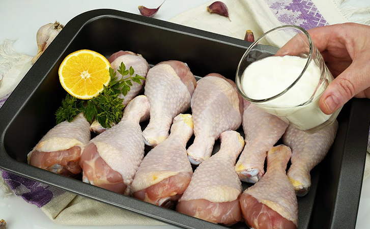 Заливаем куриные голени йогуртом и ставим в духовку. Простой ингредиент делает даже жесткую курицу нежной