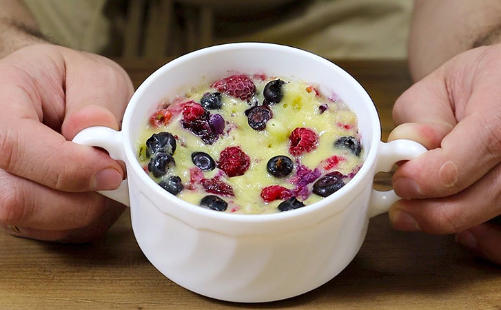 Ягодный десерт за 5 минут: смешиваем размороженные ягоды со сливками и ставим в микроволновку