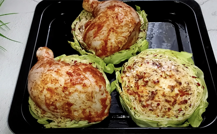 Обычно капуста считается скучным блюдом, но если положить на нее курицу, то будет ужин из ресторана