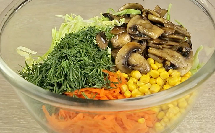Превратили капусту в салат, который просят по 2 тарелки: добавили грибы, морковь и горчицу