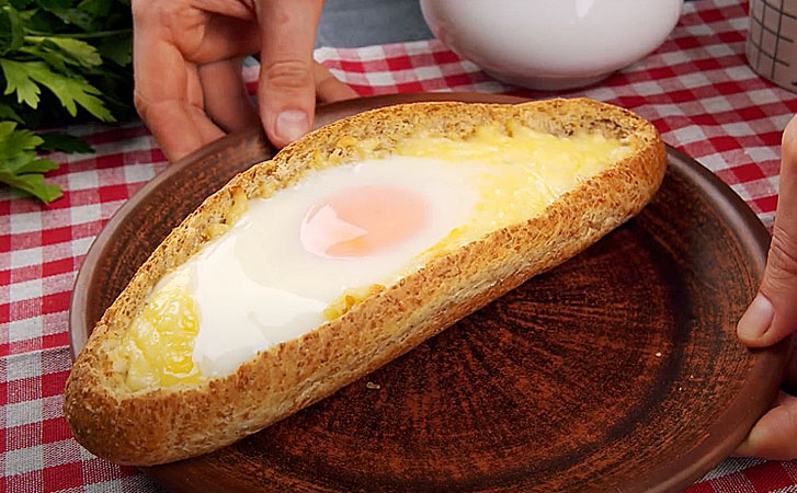Превращаем яйца с куском хлеба в ленивый хачапури. Готовим с сыром за 15 минут