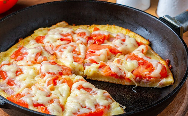 Ленивая пицца готова за 8 минут: вместо коржа из теста жарим блин, а поверх раскладываем начинку