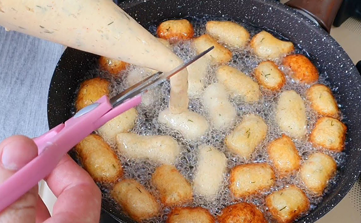 Превращаем пюре в горячую закуску. Нарезаем ножницами и жарим в масле