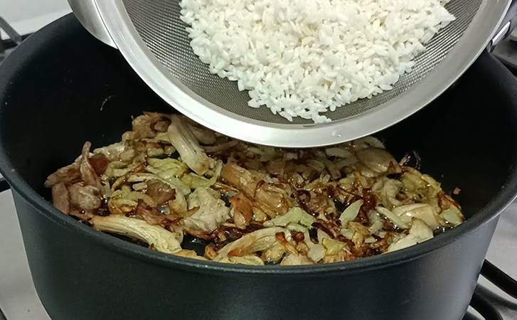 Рис вкуснее плова по марокканскому рецепту. Вместо воды варим в бульоне, а потом соединяем с начинкой