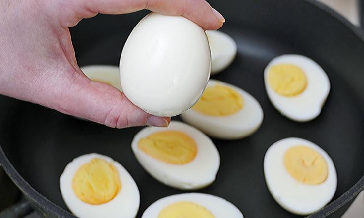Делаем яичницу наоборот: яйца сначала варим, а только потом кладем на сковородку для жарки