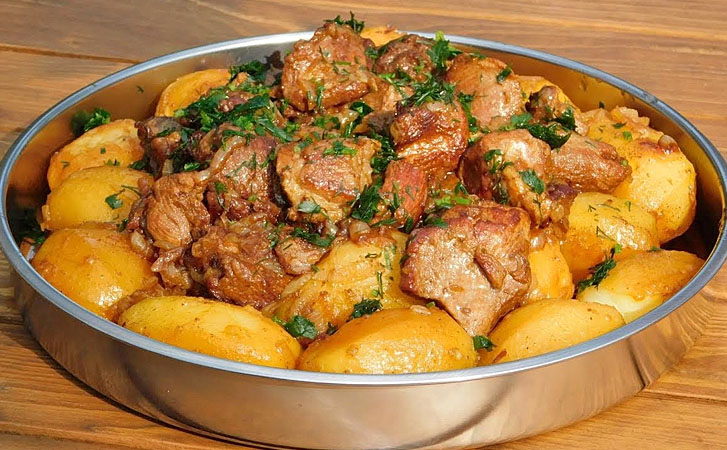 Рецепт картошки по-сибирски с мясом и луком. Хитрость в том, что клубни готовятся целиком