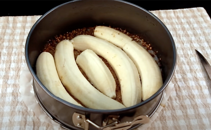 Знаменитый пирог 3 банана: готовим без яиц и масла. Просто заливаем тесто поверх фруктов