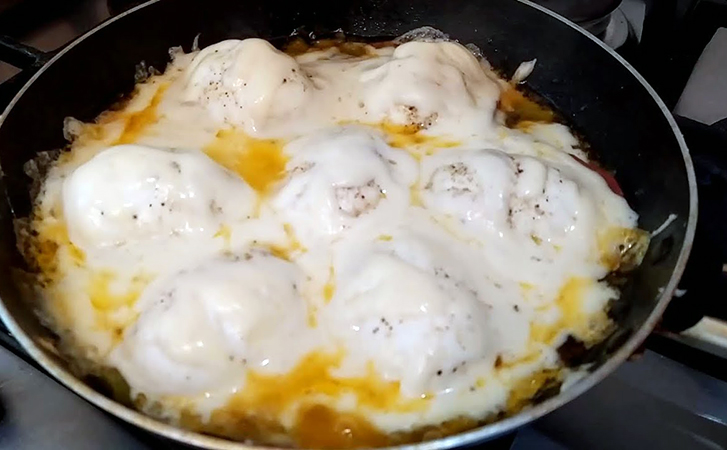 Превращаем яйца в блюдо на ужин. Сначала варим, а затем смешиваем с грибами и помидорами